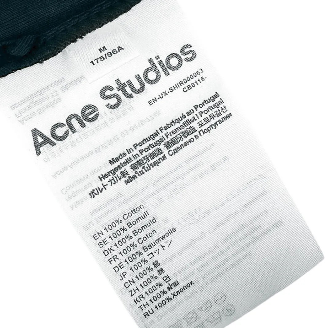 Acne Studios Logo Embroidered Long Sleeve (Blue) The fabric is made of custom organic cotton knitted with foggy clouds. It is delicate and soft, comfortable and skin-friendly. The color is dark navy blue. It condenses the tranquility and depth of the deep sea twilight. Retro calmness has a natural sense of coolness and luxury. The Acne Studios embroidered logo in White handwriting on the chest is like the finishing touch. It is low-key and engraved with the brand genes. It shows high-level recognition in silent places. Wear it with the Series suit. The top and bottom echo each other to form a luxurious and elegant system. It interprets the unique Nordic elegant mood. It uses imported machine embroidery technology and uses advanced computer control systems and precision mechanical components to realize the Acne Studios logo work. It has high precision. The lines are smooth and delicate. The fabrics have been fermented and washed. It has a better hand feel and texture. It is not easy to deform, not easy to shrink, not easy to fade, and maintains long-term beauty. Size:S-M-L-XL
